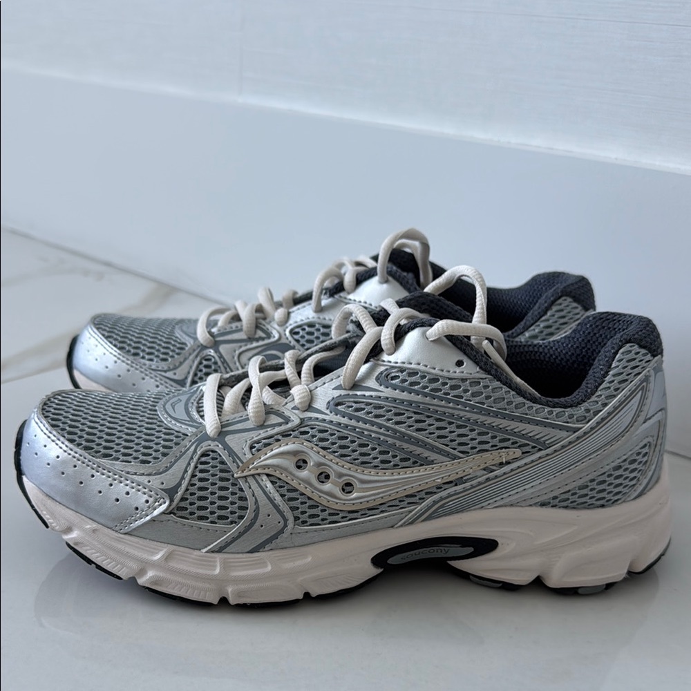Women’s Saucony grid sneakers